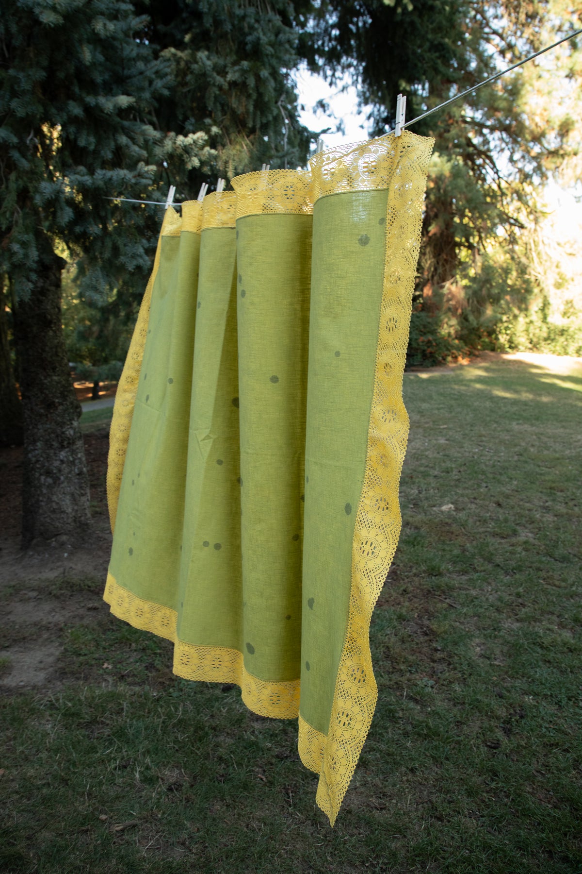 Yellow Lace-Edge Linen Tablecloth [Speckled Olive Oil]