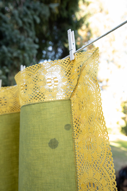 Yellow Lace-Edge Linen Tablecloth [Speckled Olive Oil]
