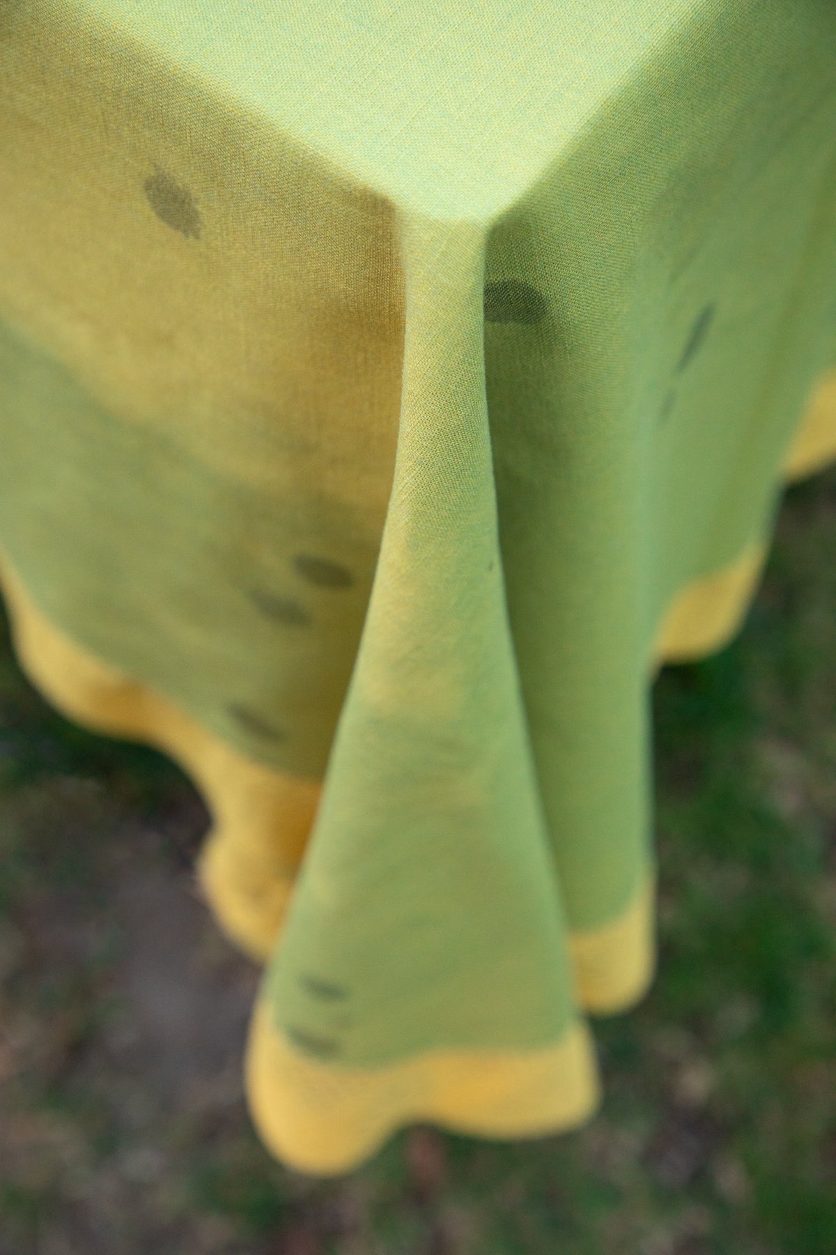 Yellow Lace-Edge Linen Tablecloth [Speckled Olive Oil]